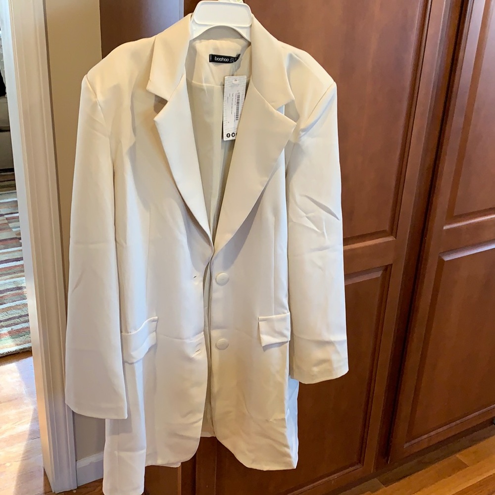 NWT BooHoo oversized blazer. Size 6.